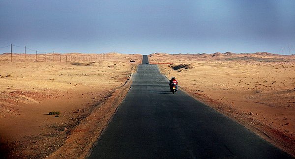 甘肃首条沙漠高速正式通车 北京到拉萨缩短200公里