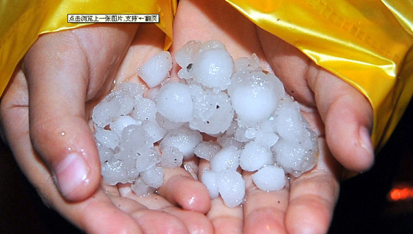 兰州突降冰雹致主城区路面积水严重