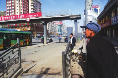 为兰州市轨道交通让路 西津路部分天桥开始拆除