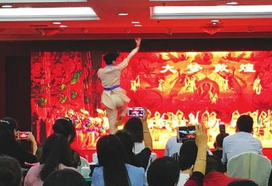 �����Ļ������ں��ƽ��߽����� �������������������ݷ�