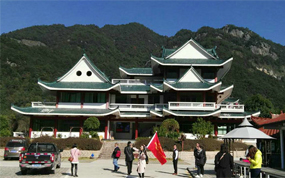 穿越瀑布百观 探秘天坑奇峡