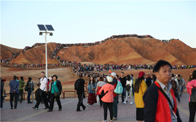 ��Ҵ��ϼ�����οͽӴ���ͻ��200���˴�