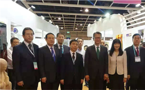 常正国会见陈茂波并共同参观甘肃省文化产品和特色商品展