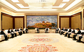 孙伟见证武威市、凉州区和伊利集团签约