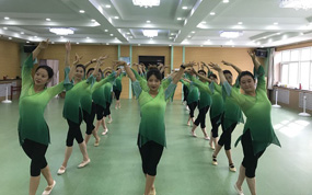 ��ɽ�����þ־ٰ����ڡ���ƶ���ǡ�ϵ����ѵ���