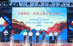 ����¤ԭ������֮�İ��մ���̨�ڽ�ǹ�԰��������