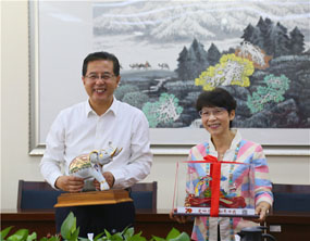 ����ʡ��������̩����פ����������һ�о��л�̸